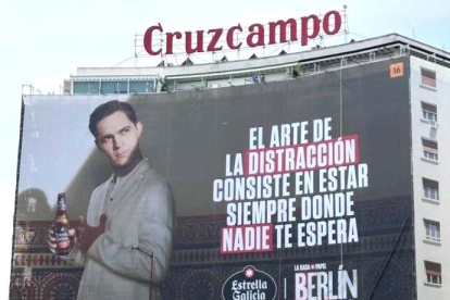 Imagen del cartel publicitario de Estrella Galicia al que ha contestado Cruzcampo en Sevilla.