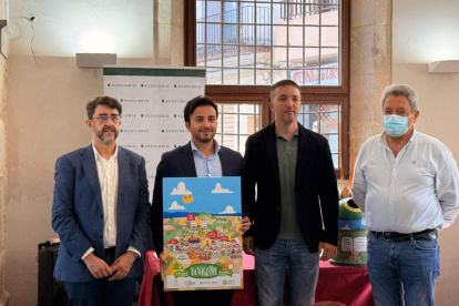 El concejal de Benaguasil, Fran Doménech, recoge el galardón.