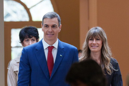 (Foto de ARCHIVO)
El presidente del Gobierno, Pedro Sánchez (i) y la mujer del presidente del Gobierno, Begoña Gómez (d), durante el acto de homenaje al pueblo gitano con motivo del 600 aniversario de su llegada a España, en el Complejo de la Moncloa, a 21 de febrero de 2026, en Madrid (España). El acto, titulado ‘GELEM, GELEM’, ha reunido a personalidades de la cultura, la política, la universidad y la acción social para reivindicar la lucha por la igualdad de derechos del pueblo gitano y su riqueza cultural.

Matias Chiofalo / Europa Press
21/2/2026