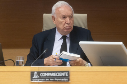 El exministro de Asuntos Exteriores, José Manuel García-Margallo, comparece en la Comisión de Investigación sobre la verdad y las implicaciones derivadas de los atentados de Barcelona y Cambrils, en el Congreso de los Diputados, a 4 de diciembre de 2024, en Madrid (España). El pasado 26 de noviembre arrancaron las primeras comparecencias en la Comisión de Investigación sobre el derecho a saber la verdad y las implicaciones derivadas de los atentados de Barcelona y Cambrils del 17 de agosto de 2017. Hoy ha sido el turno de Villarejo, Nieto Ballesteros y Margallo, una semana después de que el entonces director del Centro Nacional de Inteligencia (CNI) negara en la misma Comisión la teoría sobre la vinculación de los servicios de inteligencia con estos ataques terroristas de corte yihadista que se desarrollaron en las poblaciones de Barcelona y Cambrils, en Cataluña.

Eduardo Parra / Europa Press
04 DICIEMBRE 2024;COMISIÓN;CONGRESO;ATENTADOS;TERRORISMO;TERRORISTAS;2017
04/12/2024