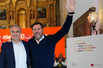 La presidenta de la Alianza Progresista europea, Iratxe García (i), el ministro de Transportes y Movilidad Sostenible, Óscar Puente (d), el expresidente del Gobierno, José Luis Rodríguez Zapatero (2d), y el secretario general del PSOE de Castilla y León, Carlos Martínez (2i), durante la segunda jornada de la Escuela de Gobierno del PSOECyL, en el Palacio de Fonseca, a 22 de noviembre de 2025, en Salamanca, Castilla León (España). La Escuela de Gobierno del PSOECyL (Partido Socialista de Castilla y León) es una iniciativa formativa y de debate político organizada por el PSOE de Castilla y León que busca impulsar la formación política, el debate de ideas y el desarrollo de proyectos de futuro para la comunidad castellano-leonesa.