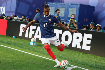 Michael Olise en acción durante el partido de dieciseisavos de final de la Copa Mundial de la FIFA 2026 entre Francia y Suecia.