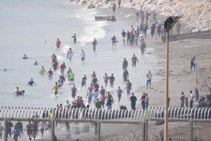 Varios migrantes intentan cruzar la frontera a nado en Ceuta