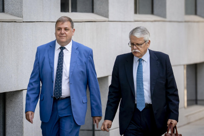 El expresidente de Correos y exjefe de gabinete de Pedro Sánchez en el PSOE, Juan Manuel Serrano, a la izquierda, a su llegada a la Audiencia Nacional