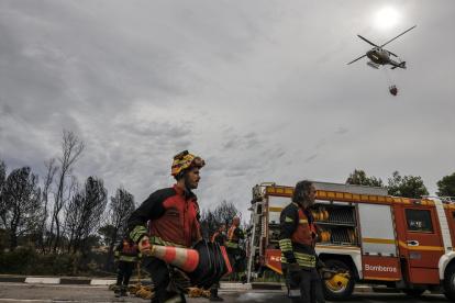 Varios bomberos realizan labores de extinción de incendios, a 28 de agosto de 2026, en El Saler, Comunidad Valenciana