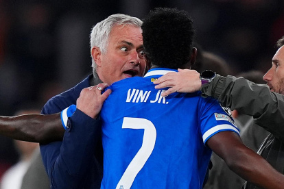 Jose Mourinho y Vinicius, durante el incidente con Prestianni. El árbitro era Letexier
