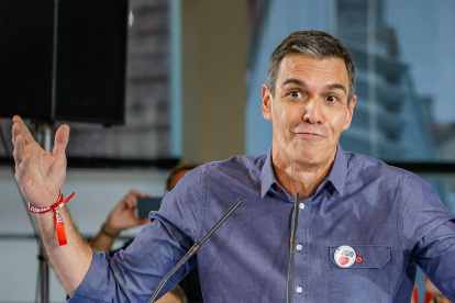 El presidente del Gobierno, Pedro Sánchez, interviene durante un acto de precampaña del PSOE, en Fórum Evolución, a 21 de octubre de 2026, en Burgos, Castilla y León (España). Se trata de la tercera visita de Sánchez a Castilla y León desde que se convocaron las elecciones, pues el líder socialista visitó Ponferrada (León) el pasado domingo 11 de octubre para un acto en La Térmica Cultural y  este lunes, día 19, en Valladolid encabezó un acto en la Cúpula del Milenio.

Tomás Alonso / Europa Press
21/10/2026