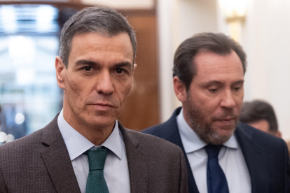 El presidente Pedro Sánchez y el ministro de Transportes, Óscar Puente
