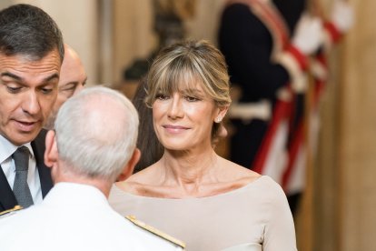 El presidente del Gobierno, Pedro Sánchez, el jefe de Estado Mayor de la Defensa, Teodoro Esteban López Calderón, y la mujer del presidente del Gobierno, Begoña Gómez, durante la imposición de condecoraciones con ocasión del X aniversario de la Proclamación de Su Majestad el Rey, en el Palacio Real, a 19 de junio de 2024, en Madrid (España). El Rey Felipe VI conmemora sus diez años en el trono con un acto en el Palacio Real en el que se condecora a 19 españoles por sus servicios a los demás con la orden del Mérito Civil.
19 JUNIO 2024;ANIVERSARIO;CONDECORACIONES;PROCLAMACIÓN;REY
Diego Radamés / Europa Press
19/6/2024