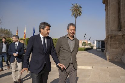 El 'president' de la Generalitat, Carlos Mazón (i) y el vicepresidente primero y conseller de Cultura y Deporte de Valencia, Vicente Barrera (d)