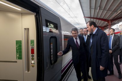 El ministro de Transportes, Óscar Puente, sube a uno de los nuevos trenes de alta velocidad que unen Madrid con el norte de España.