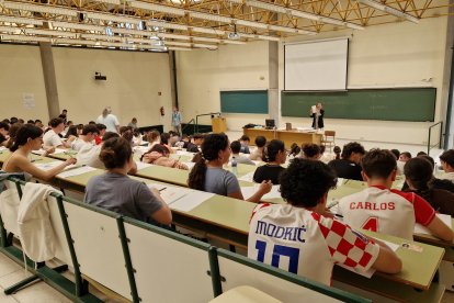 Estudiantes durante la prueba de la EBAU.
UNIVERSIDAD DE OVIEDO
17/6/2024