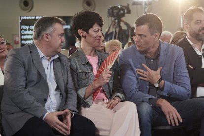 Santos Cerdán, Elma Saiz y Pedro Sánchez durante un acto del PSOE en Navarra.