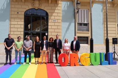 Representantes de la Diputación de Valencia en la lectura del manifiesto por el Día del Orgullo