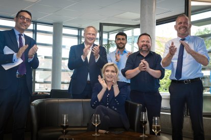 Le Pen con su equipo al conocer el resultado de las elecciones legislativas