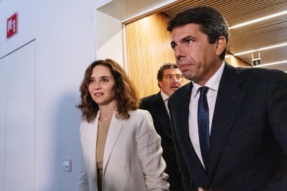 El presidente de la Generalitat Valenciana, Carlos Mazón, y la presidenta de la Comunidad de Madrid, Isabel Díaz Ayuso, en una foto de arhcivo.