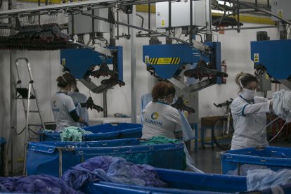 Trabajadoras en la planta de una lavandería en Sevilla.