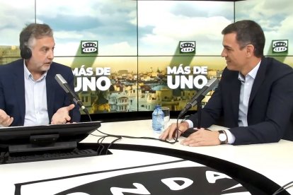 Carlos Alsina, entrevistando a Pedro Sánchez en junio del pasado año.