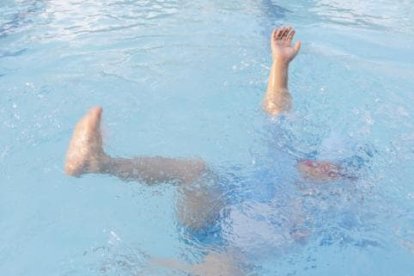 Imagen de archivo de un menor en una piscina.