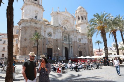 Turistas en la plaza de la Catedral de Cádiz.