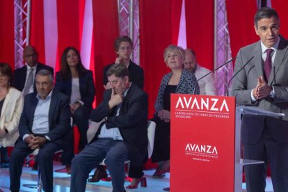 Pedro Sánchez presenta la fundación Avanza junto al director del Instituto Cervantes
