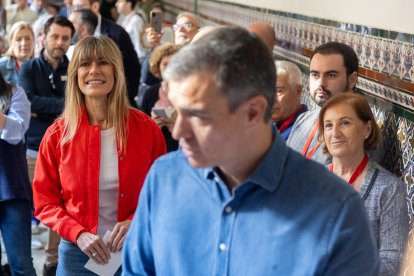 El presidente del Gobierno, Pedro Sánchez, y su mujer, Begoña Gómez, votan durante las últimas elecciones europeas.