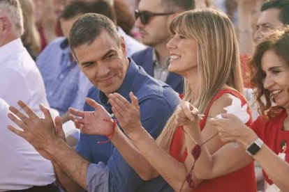 Sánchez con Begoña Gómez en un mitin del PSOE