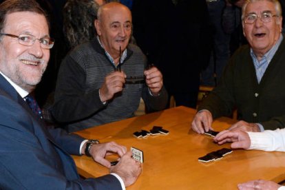 Patear calles y sentarse con los paisanos: la escuela Fraga en acción.