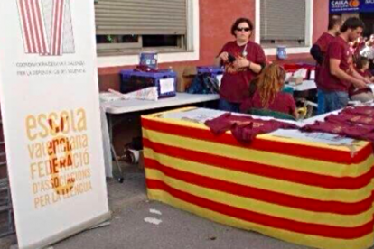 La bandera catalana, que no la valenciana, en las jornadas de Escola Valenciana.