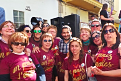 El conseller Vicent Marzà posa con integrantes de Escola Valenciana.