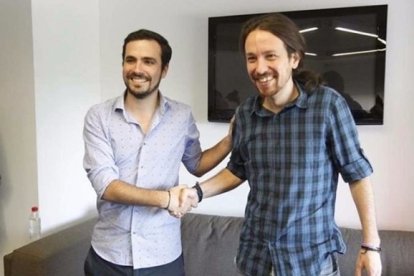 Alberto Garzón y Pablo Iglesis, en una reunión en el Congreso