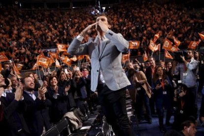 Albert Rivera lanzó besos a los simpatizantes de Ciudadanos para agradecerles su apoyo.