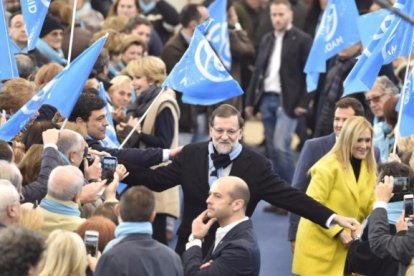 Mariano Rajoy llegó hasta el escenario arropado por Esperanza Aguirre y Cristina Cifuentes.