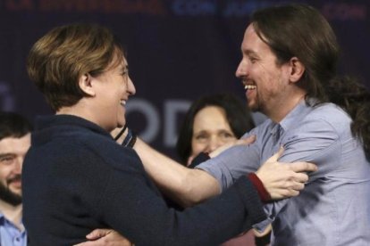 Pablo Iglesias y Ada Colau hicieron partícipe al público de la buena conexión entre ellos.