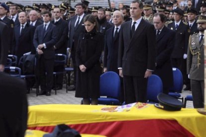 Los Reyes presidieron el funeral por ambos agentes.