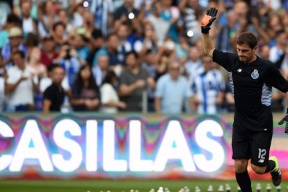 El portero Iker Casillas aclamado durante su presentación.