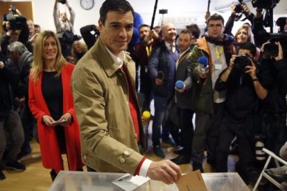 Sánchez acudió a votar acompañado por su inseparable esposa.