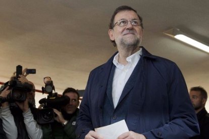 Rajoy no dudó en hacerse en un selfie con un apoderado de Podemos.