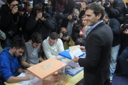 Albert Rivera llamó a votar masivamente para batir récord de participación.