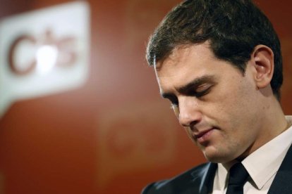 A Rivera se le multiplican los frentes en el peor momento.