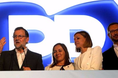 Rajoy junto a su mujer, Cospedal y Maroto en el balcón de Génova 13.