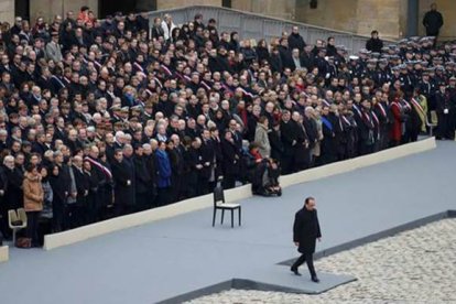 El jefe del Estado francés emocionó con su discurso a los familiares.