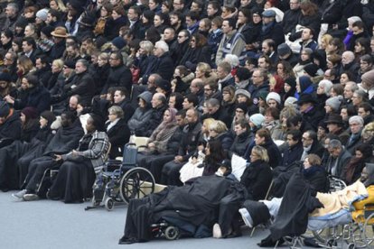 Cientos de heridos arroparon a Hollande en su adiós a las víctimas.