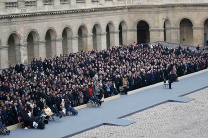 Mas de 1000 personas acudieron al monumento Les Invalides.