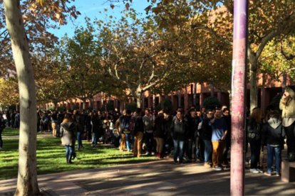 Cientos de estudiantes hicieron cola para ver el debate y se quedaron fuera.