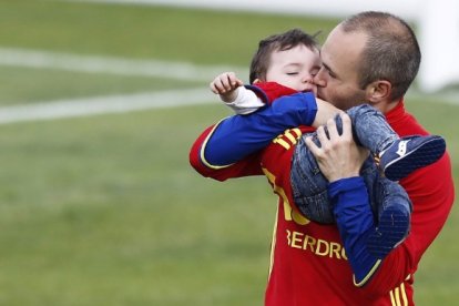 Iniesta besa a su hijo Paolo Andrea.