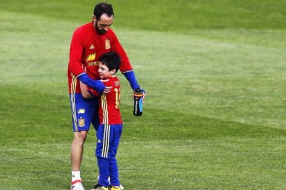 Juanfran con su hijo Oliver.