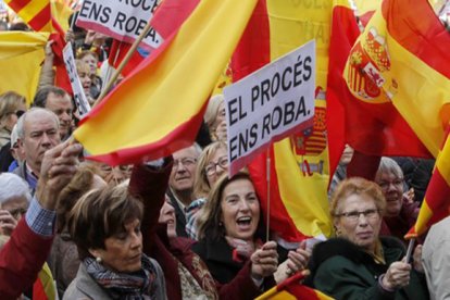 Imagen del ambiente que se vivió en la manifestación contra el "procés" en Cataluña.