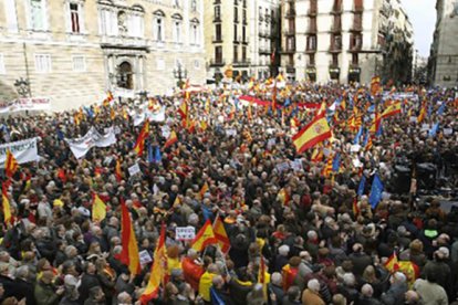 Los asistentes llenaron la plaza de Sant Jaume de Barcelona.