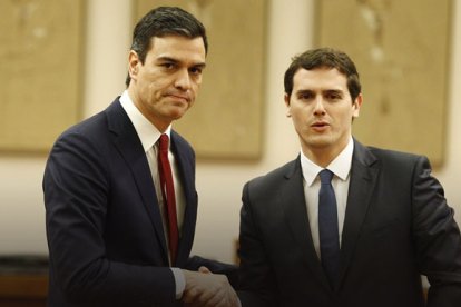 Sánchez y Rivera escenificaron su pacto antes de preguntar a las bases del PSOE.